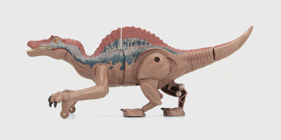 Brun og hvid lille dinosaur-figur i blødt materiale til leg og dekoration.
