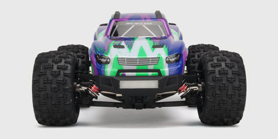 HyperGo Brushless fjernstyret bil i hvid og orange set skråt forfra med fokus på de store offroad dæk.