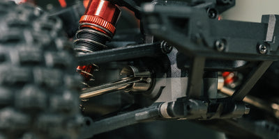 Nærbillede af den kraftige brushless motor og kølesystemet i en MJX HyperGo fjernstyret bil.