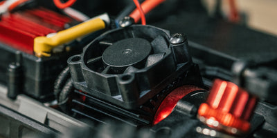 Nærbillede af den kraftfulde børsteløse motor monteret i en MJX HyperGo fjernstyret bil.