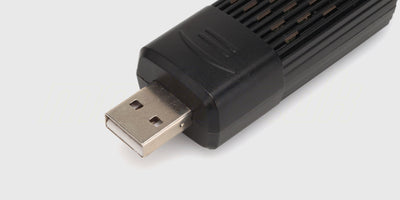 Sort HyperGo USB-ladekabel med hvidt balance-stik til opladning af 2S LiPo batterier.