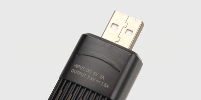 HyperGo USB-ladekabel til 2S LiPo batterier med sort USB-stik og hvidt balance-stik til fjernstyrede biler.