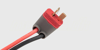 Sort HyperGo modtager og ESC kombinationsenhed til børsteløs fjernstyret bil med T-stik og køleplade i metal.