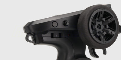 Sort HyperGo fjernstyring med røde knapper og antenne til styring af MJX RC biler.