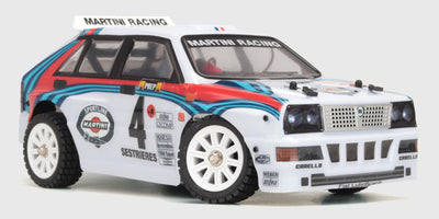 Hvid HyperGo Drift Lancia Delta rallybil med detaljerede stafferinger og LED-lys set skråt forfra.