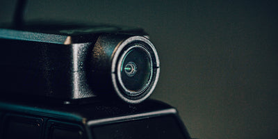 Nærbillede af Mini FPV Car med magnetisk kamera monteret på taget