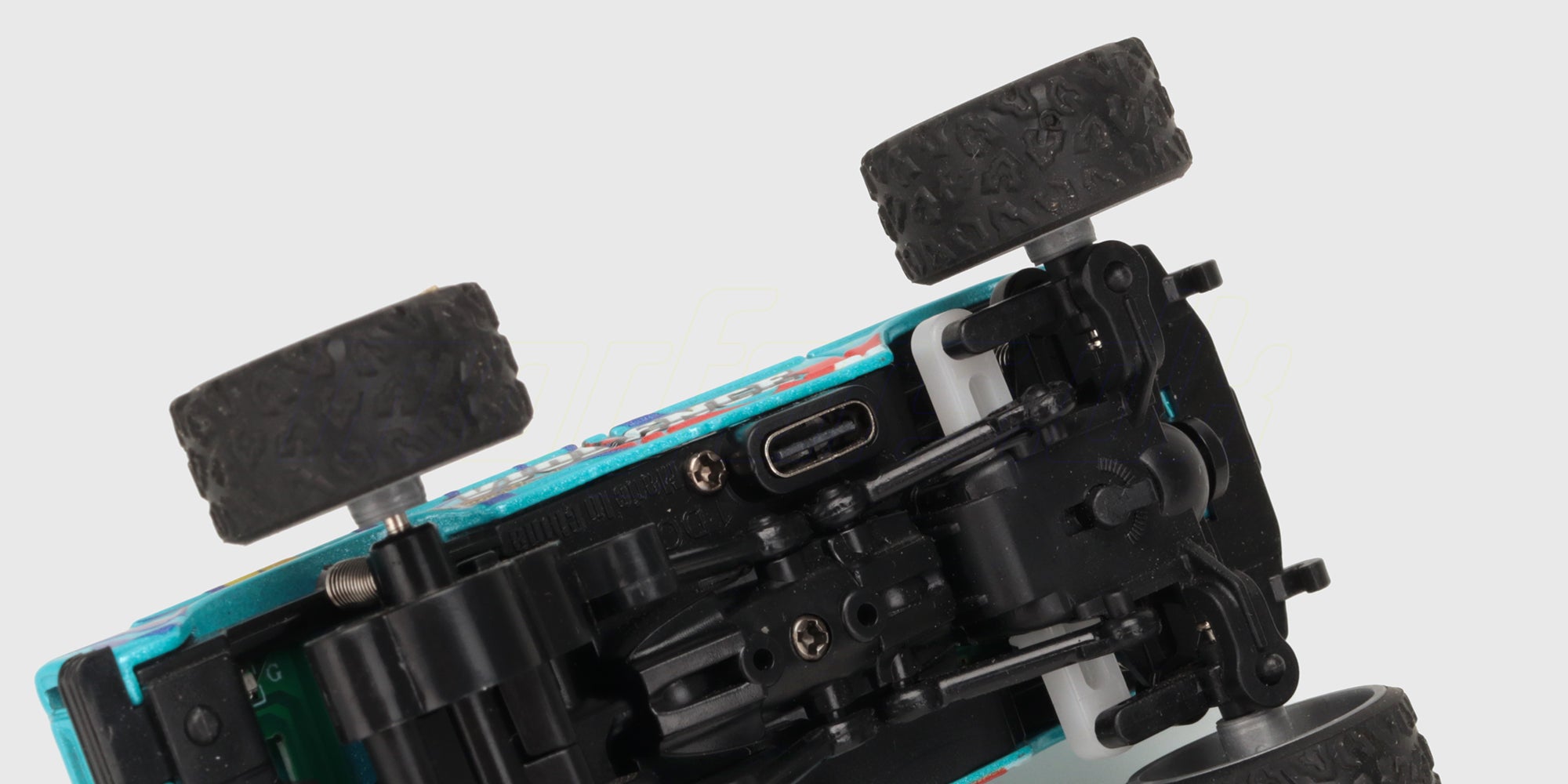Undersiden af Mini RC Car Pick-up med USB-C-ladeport og hjulophæng