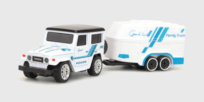 Hvid Mini RC Car Land Cruiser med campingtrailer set skråt forfra