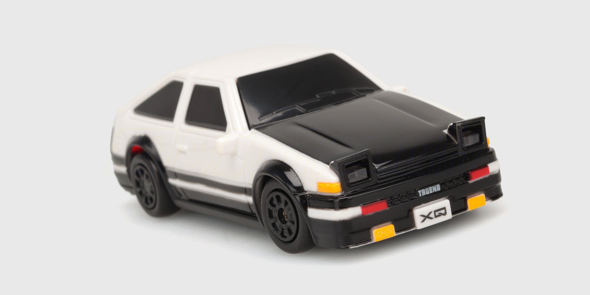 Hvid Nano Drift Toyota AE86 med åbne klaplygter set skråt forfra