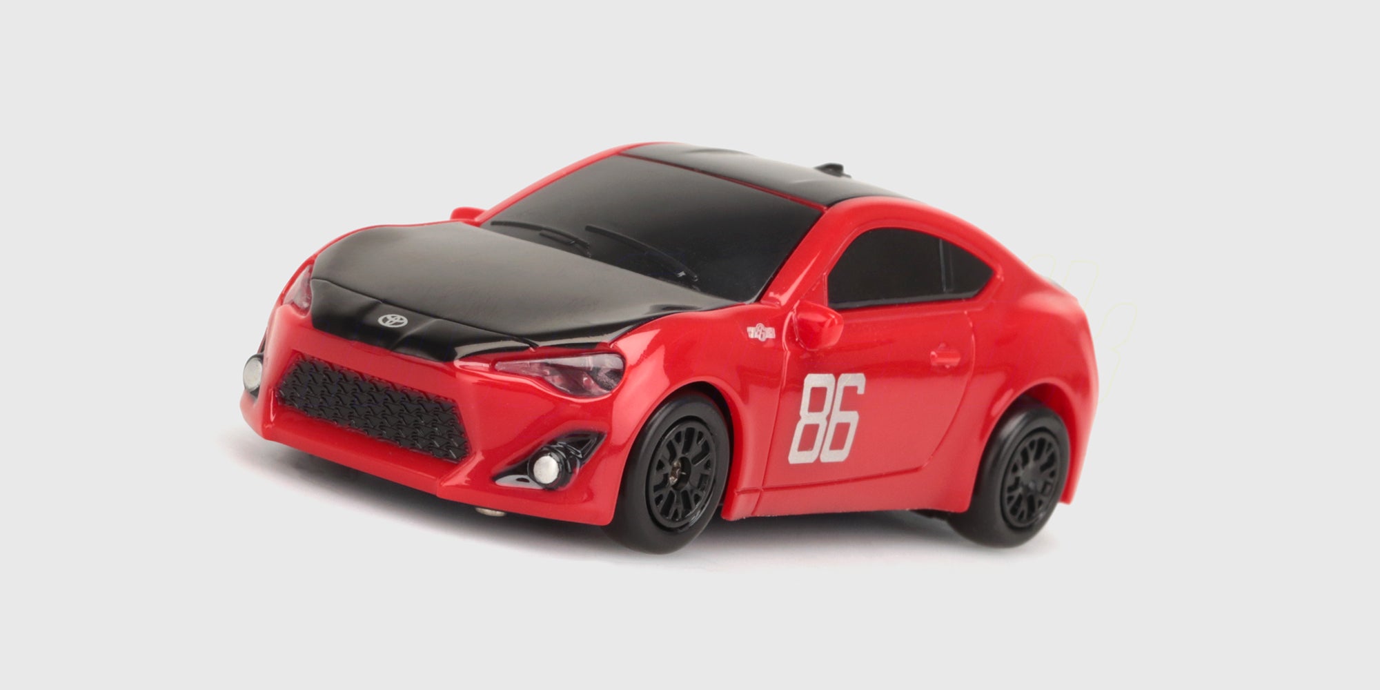 Rød Nano Drift Toyota GT86 med sort motorhjelm og nummer 86 set skråt forfra