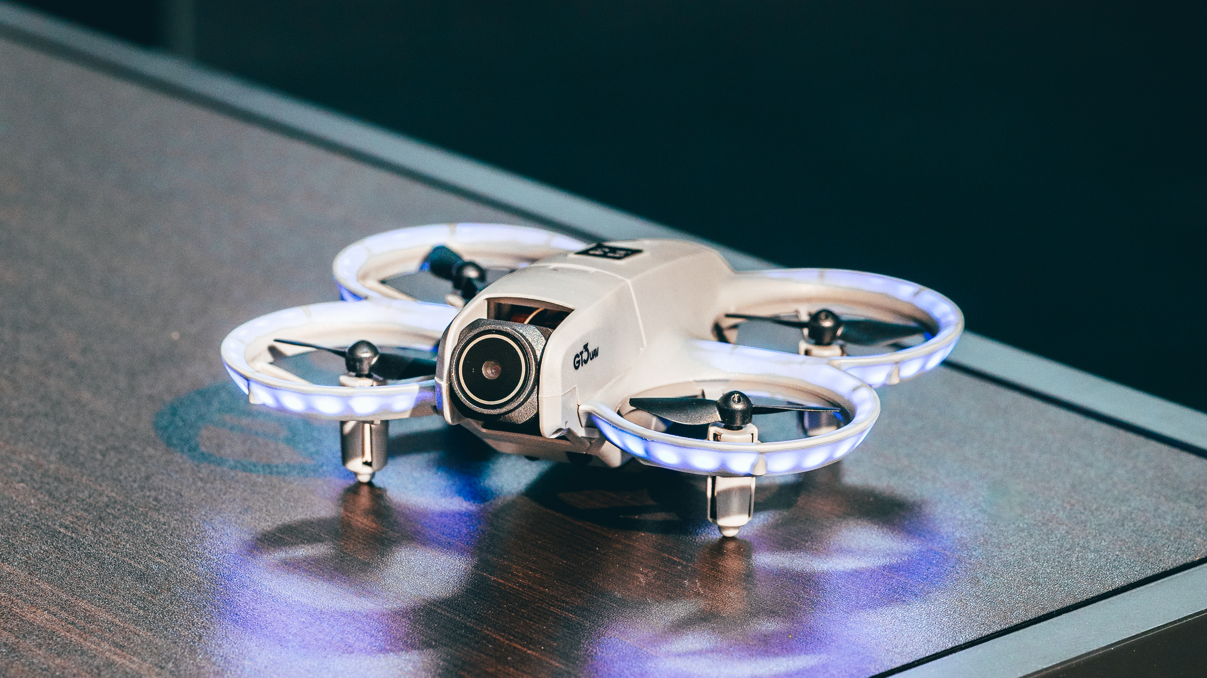 Drone til indendørs brug - med kamera for ekstra sjov.