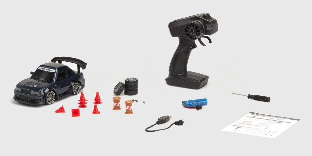 Indhold i kassen: Q-drift S13 Blå, sender, ekstra dæk, kegler, tønder, batteri, USB-ladekabel, skruetrækker og manual