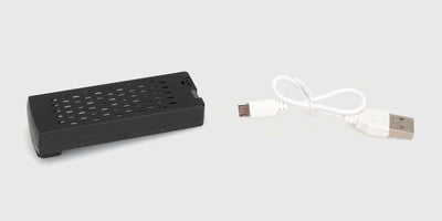 Sort batteri og sort USB-ladekabel til Drone Recon XV1 vist på en hvid baggrund.