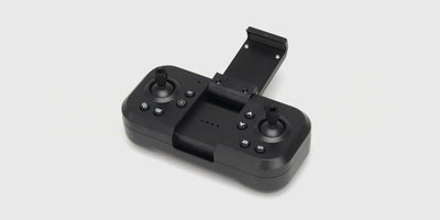 Sort fjernbetjening med hvide knapper og joystick til Drone Recon XV1 på hvid baggrund.