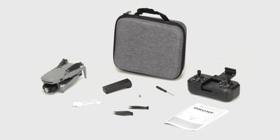 Drone Recon XV1 med kamera og controller præsenteret ved siden af en sort transporttaske.