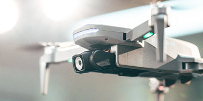 Drone Recon XV1 svæver stabilt i luften med tændte LED-lys.