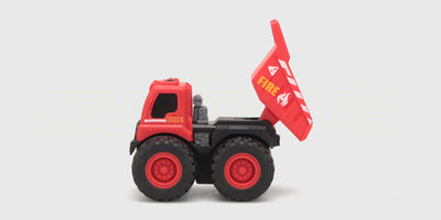 Gul Micro Monster friktionsbil med store hjul og robust design til leg på hvide overflader.