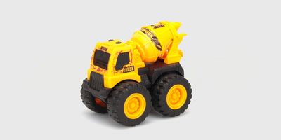Gul Micro Monster friktionsbil med store hjul og robust design til leg på gulvet.