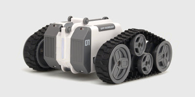 Grøn og sort Stunt Tank fjernstyret bil med larvefødder vist fra siden på hvid baggrund.