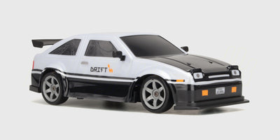 Hvid Super Drifter fjernstyret bil med 4WD og sorte detaljer klar til drifting på vej.