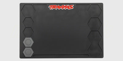 Sort Traxxas pit-måtte med opdelte sektioner til organisering af skruer og dele til fjernstyrede biler.