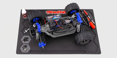 Sort Traxxas pit måtte med hvidt logo til beskyttelse af arbejdsbordet under reparation af fjernstyrede biler.
