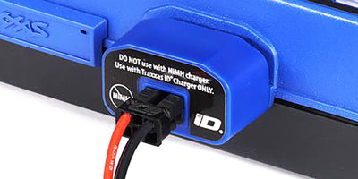 Sort iD-opladningsport til Traxxas TRX-4M batteri monteret på chassiset til hurtig og nem opladning.