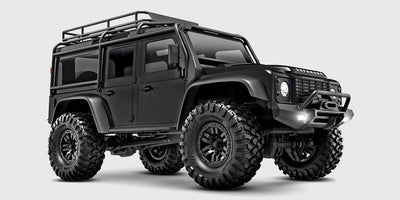 Sort Traxxas TRX-4M Land Rover Defender fjernstyret micro crawler i 1:18 skala på hvid baggrund.
