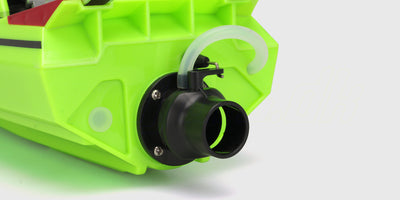 Nærbillede af jet-drevet på en hvid Storm V8 Superboat fjernstyret speedbåd, der sikrer sejlads uden grøde.