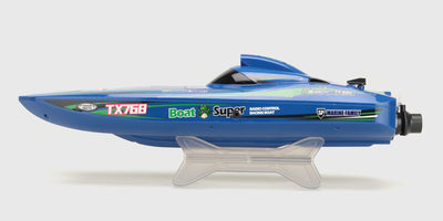Grøn Super Dino Brushless racingbåd med skarpt skrogdesign klar til ræs på vandet.