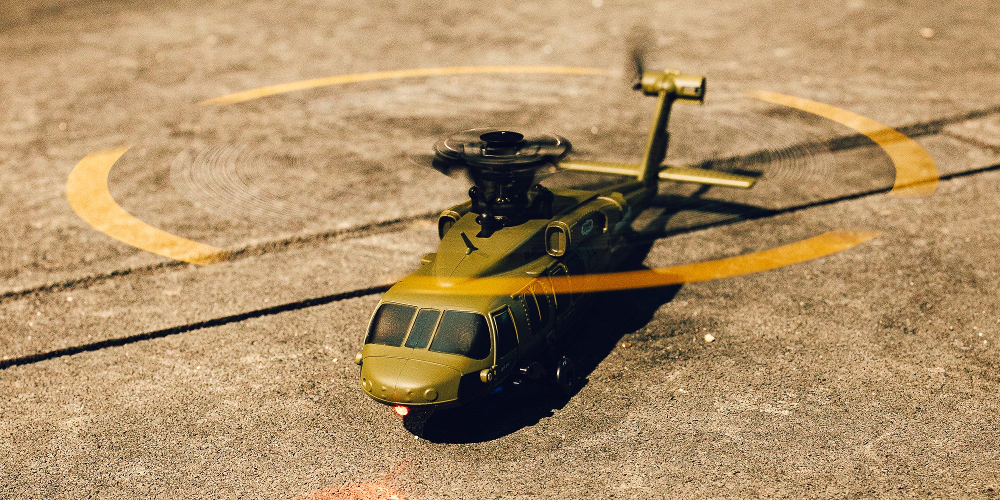 Sort og gul Top Hunter fjernstyret helikopter med dobbeltrotor til stabil indendørs flyvning.