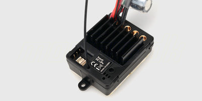 Tornado Brushless ESC og modtagerenhed med ledninger og stik til fjernstyret bil.