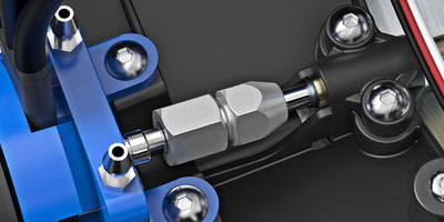 Nærbillede af den kraftige drivlinje og de blå detaljer på en Traxxas Disruptor fjernstyret båd.