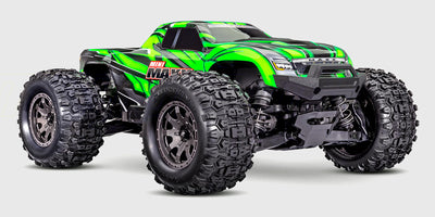 Traxxas Mini Maxx fjernstyret monster truck i rød og blå set skråt forfra på hvid baggrund.