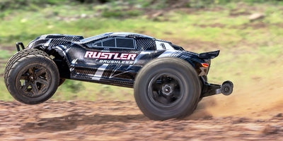 Traxxas Rustler 2WD Brushless VX3 hopper på ujævnt underlag