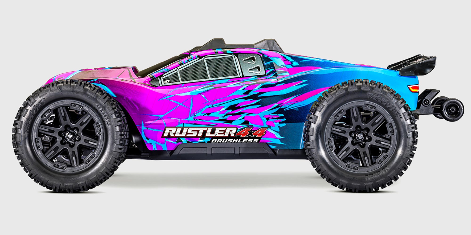 Traxxas Rustler 4x4 Brushless VX3 set fra siden med lilla og turkis karosse