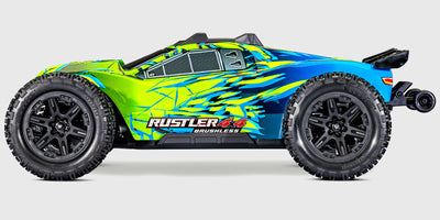 Traxxas Rustler 4x4 Brushless VX3 set fra siden med grøn og blå karosse
