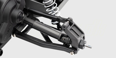 Traxxas Rustler Brushless fjernstyret stadium truck i blå med offroad-dæk set fra siden.