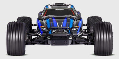 Blå Traxxas Rustler Brushless 2WD stadium truck med grove offroad-dæk vist i profil mod hvid baggrund.