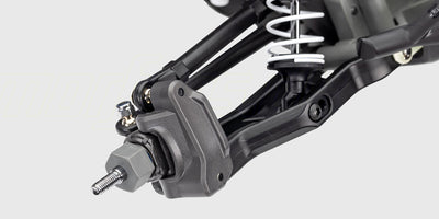 Blå Traxxas Rustler Brushless fjernstyret bil med store offroad-hjul set fra siden på hvid baggrund.