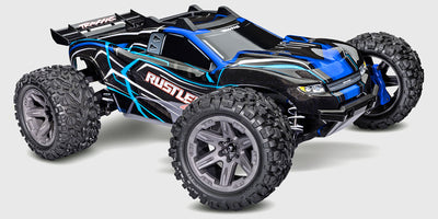 Blå Traxxas Rustler 4x4 BL-2S fjernstyret stadium truck set skråt forfra på hvid baggrund.