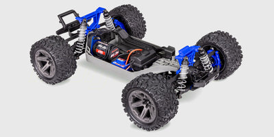 Blå Traxxas Rustler 4x4 BL-2S fjernstyret stadium truck med store offroad dæk set skråt forfra.