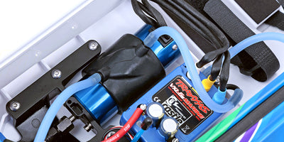 Vandtæt elektronik og højtydende børsteløs motor indeni en Traxxas Spartan SR fjernstyret racer-båd.