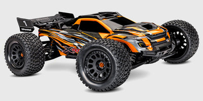 Orange Traxxas XRT 8S race truck med store offroad-hjul set skråt forfra på en hvid baggrund.