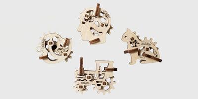Mekanisk byggesæt til begyndere af en detaljeret traktor i lyst træ med synlige tandhjul.