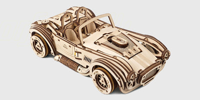 Mekanisk byggesæt af en trimaran sejlbåd i lyst træ med komplekse tandhjul og detaljeret skrog.