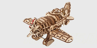 Detaljeret mekanisk byggesæt i træ med tandhjul og bevægelige dele til kreativ modelbygning.