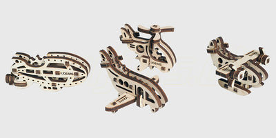 Fire små mekaniske flymodeller i lyst træ fra Ugears Tribiks byggesæt til begyndere.