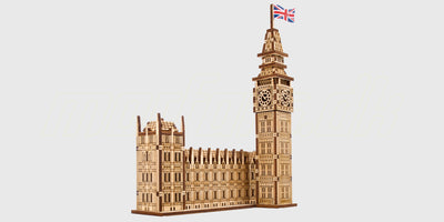 Ugears mekanisk byggesæt af Big Ben i træ med detaljerede tandhjul og tårnur.