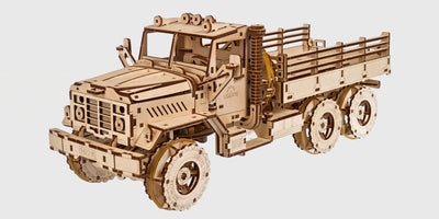 Ugears Cargo Truck mekanisk byggesæt i lyst træ med detaljerede tandhjul og bevægelige dele.